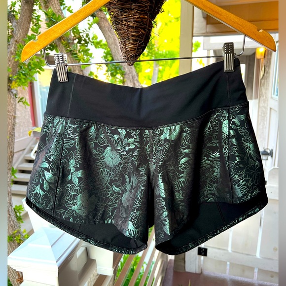 NWOT Lululemon “Speed Up short” 4”, logo Flourish Black iridescent foil, size 4 - Picture 3 of 17